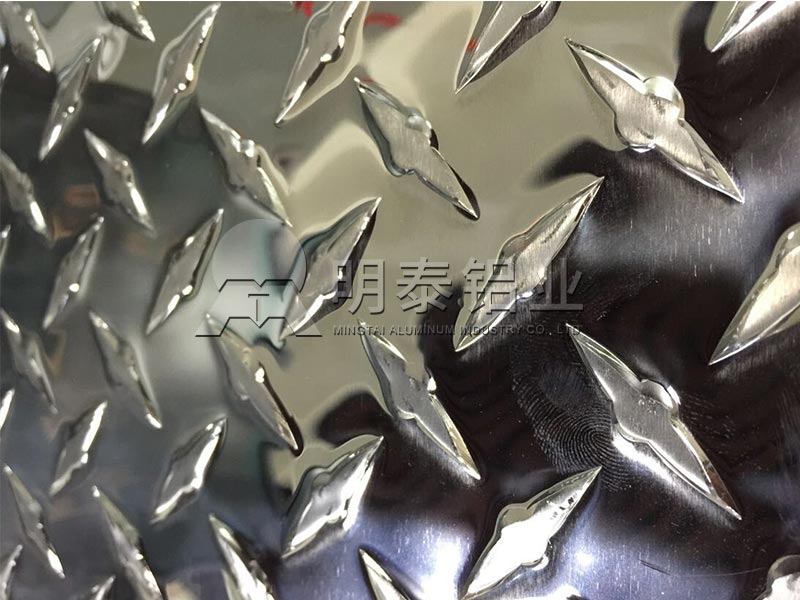車廂用花紋鋁板合金規(guī)格有哪些？不同花紋板價(jià)格不同